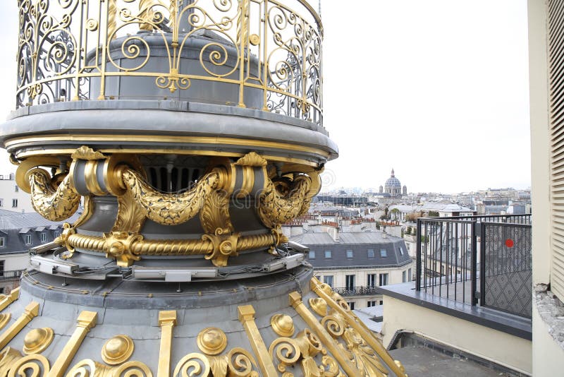 Symmetrische Architektur und kleine lange Balkone in Paris. lizenzfreie stockfotos