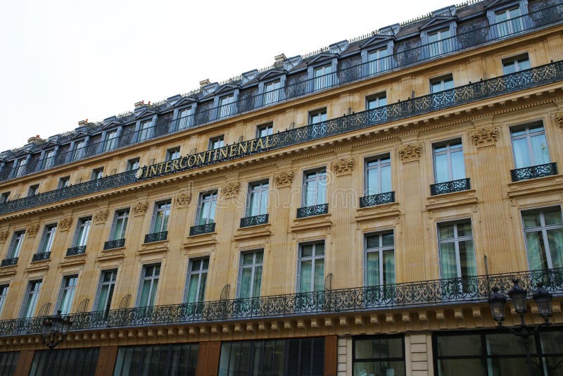 Symmetrische Architektur und kleine lange Balkone in Paris. stockfoto