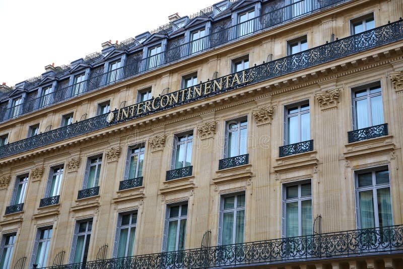 Symmetrische Architektur und kleine lange Balkone in Paris. lizenzfreie stockbilder