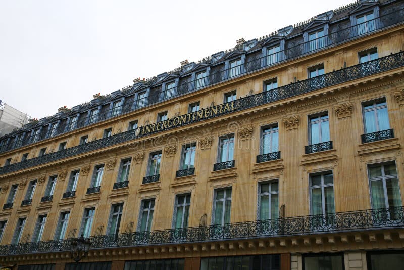 Symmetrische Architektur und kleine lange Balkone in Paris. lizenzfreies stockbild