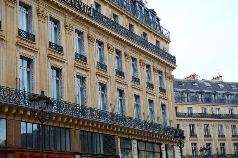 Symmetrische Architektur und kleine lange Balkone in Paris. stockfoto