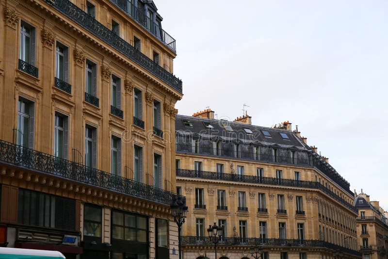Symmetrische Architektur und kleine lange Balkone in Paris. stockfotografie