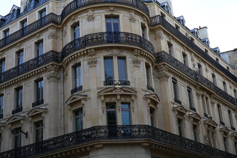 Symmetrische Architektur und kleine lange Balkone in Paris. stockfoto