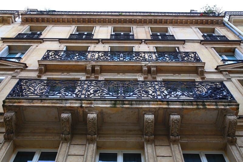 Symmetrische Architektur und kleine lange Balkone in Paris. stockfotografie