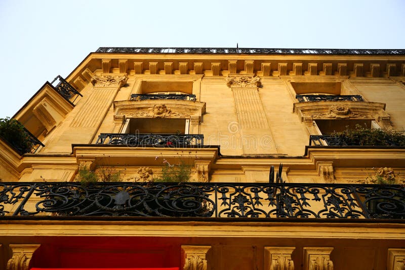 Symmetrische Architektur und kleine lange Balkone in Paris. lizenzfreie stockfotografie