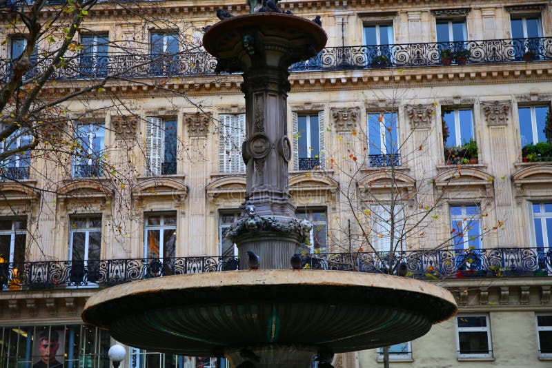 Symmetrische Architektur und kleine lange Balkone in Paris. stockfotos