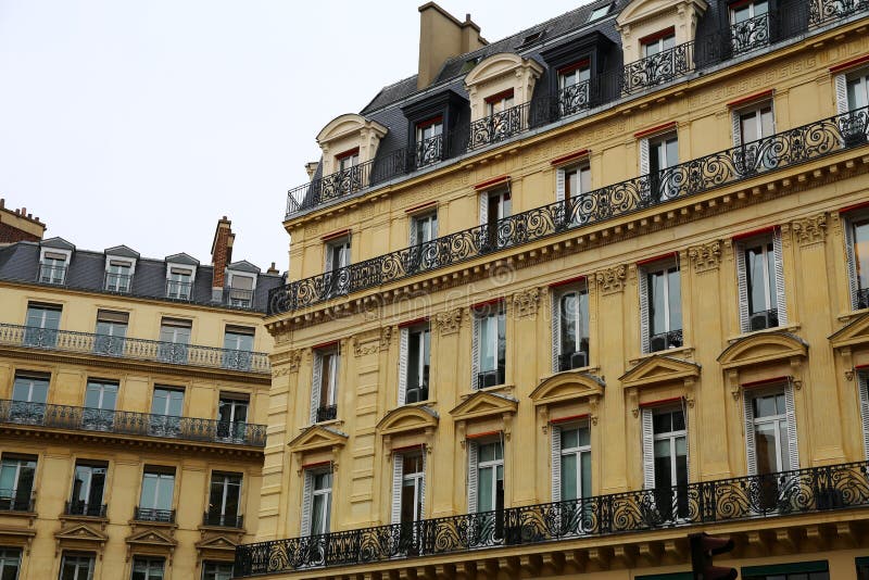 Symmetrische Architektur und kleine lange Balkone in Paris. stockbild