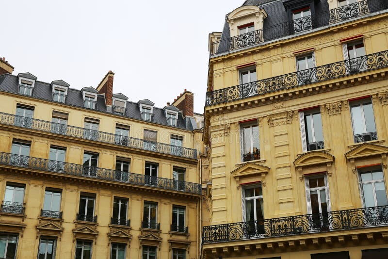 Symmetrische Architektur und kleine lange Balkone in Paris. stockbild