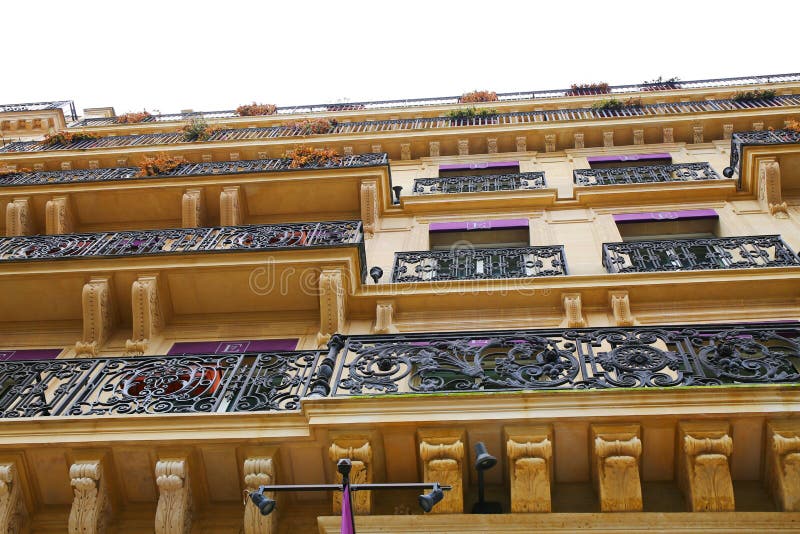 Symmetrische Architektur und kleine lange Balkone in Paris. lizenzfreie stockbilder