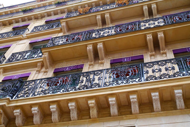 Symmetrische Architektur und kleine lange Balkone in Paris. stockbilder