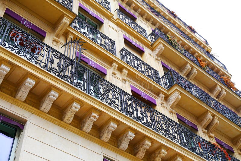 Symmetrische Architektur und kleine lange Balkone in Paris. stockfotografie