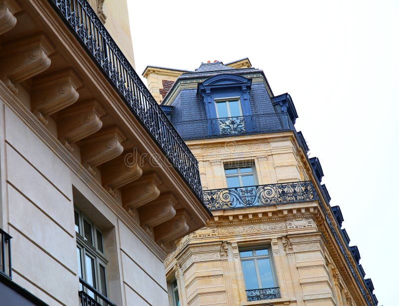Symmetrische Architektur und kleine lange Balkone in Paris. stockbild