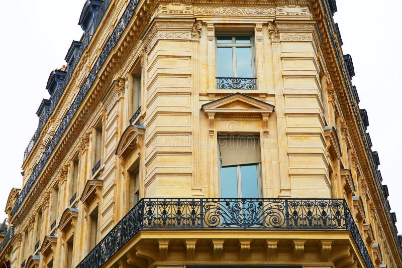 Symmetrische Architektur und kleine lange Balkone in Paris. stockbilder
