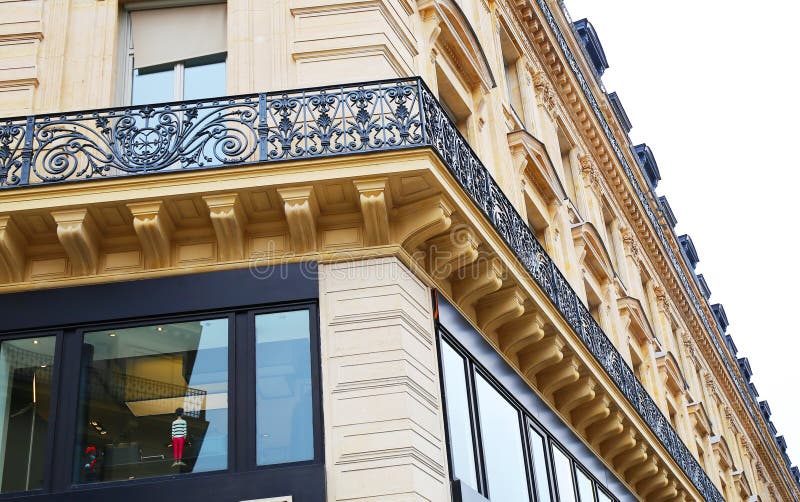 Symmetrische Architektur und kleine lange Balkone in Paris. lizenzfreies stockbild