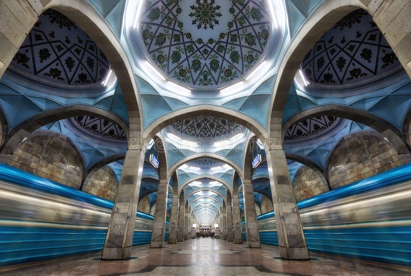 Symmetrisk arkitektur för tunnelbanastation i centrala Tasjkent, Uzbeki royaltyfri foto Symmetrisk arkitektur för tunnelbanastation i centrala Tasjkent, Uzbeki royaltyfri foto