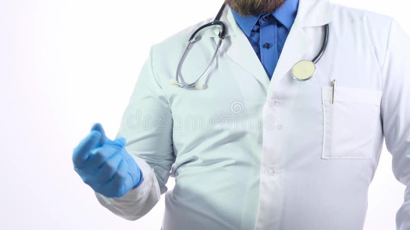 Sympathique médecin à la barbe en blouse blanche dansant sur un fond blanc isolé dansant