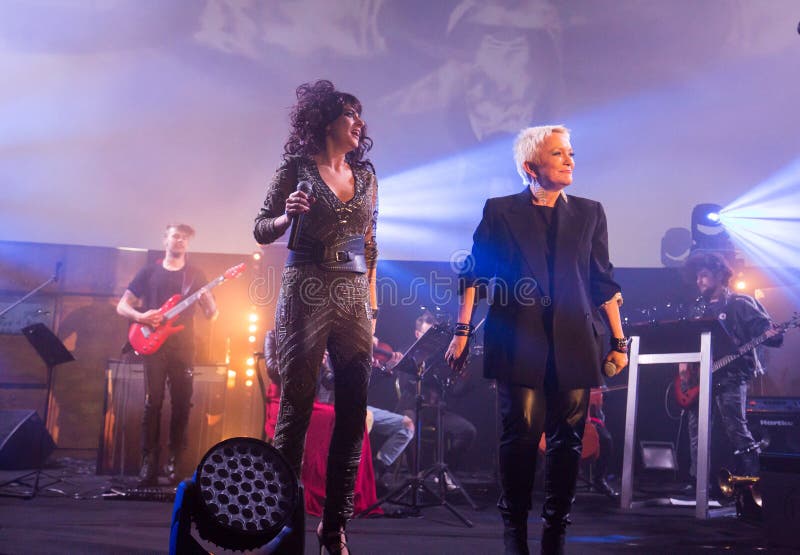 Symphonica 2 hizo en Polonia la música de culto, de los grupos del metro, de la roca, del metal y del punky polacos a partir de los años 80 éstos realizados por los músicos y los solistas Filharmonia Futura en los cines Kiev de la etapa en Cracovia