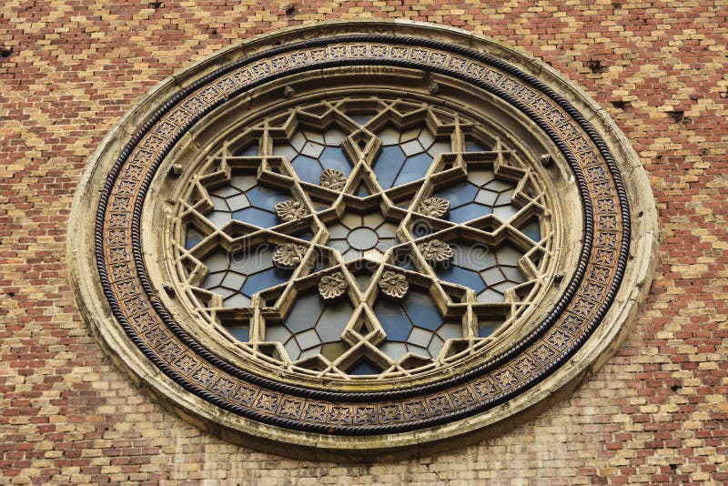 Synagoge brick wall with detailed rosette window