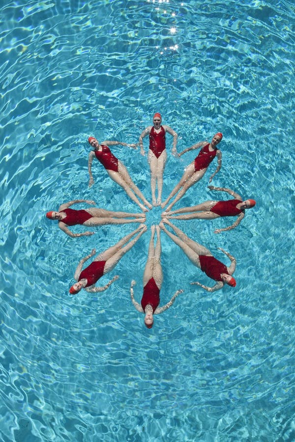 Synchronisierte Schwimmer, die einen Kreis bilden lizenzfreies stockbild Synchronisierte Schwimmer, die einen Kreis bilden lizenzfreies stockbild
