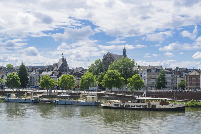 Synen på Maastricht-skyline med kyrkor och kryssningsfartyg royaltyfri foto