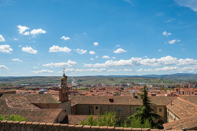 Synvinkeln av Avila Spanien, Valle lunkar, Santiago Church, den Nuestra Senora de Gracia kloster royaltyfria bilder Synvinkeln av Avila Spanien, Valle lunkar, Santiago Church, den Nuestra Senora de Gracia kloster royaltyfria bilder