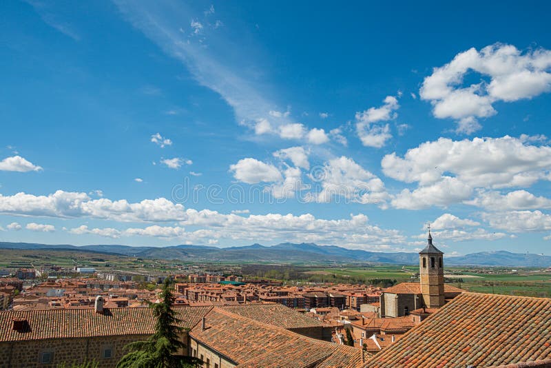 Synvinkeln av Avila Spanien, Valle lunkar, Santiago Church, den Nuestra Senora de Gracia kloster royaltyfria foton Synvinkeln av Avila Spanien, Valle lunkar, Santiago Church, den Nuestra Senora de Gracia kloster royaltyfria foton