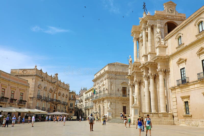 SYRACUSE, ITALIA - 22 DE JUNIO DE 2019: Cuadrado con la catedral, sitio de Piazza del Duomo del patrimonio mundial de la UNESCO e foto de archivo libre de regalías SYRACUSE, ITALIA - 22 DE JUNIO DE 2019: Cuadrado con la catedral, sitio de Piazza del Duomo del patrimonio mundial de la UNESCO e foto de archivo libre de regalías