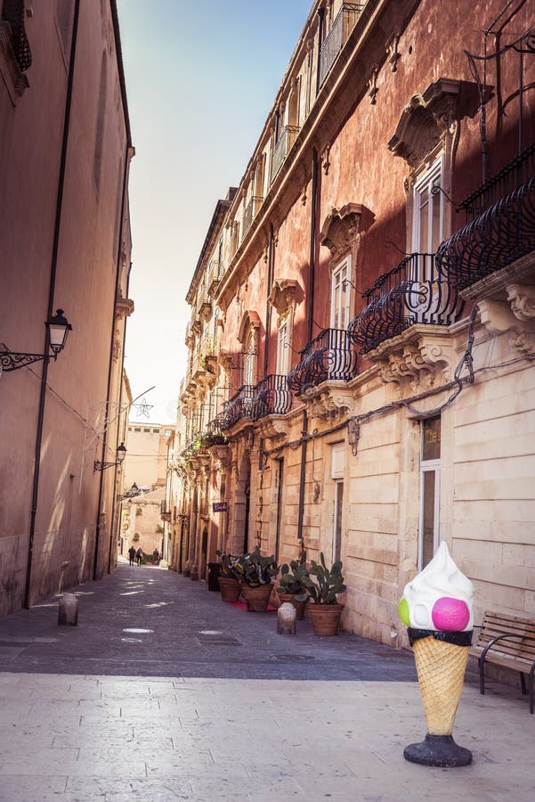 Syracuse, Italia, diciembre de 2018: Muestras de la tienda de helado imagen de archivo Syracuse, Italia, diciembre de 2018: Muestras de la tienda de helado imagen de archivo
