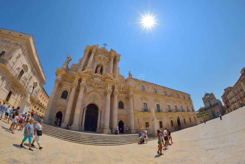 SYRACUSE ITALIEN - AUGUSTI, 2015: turister och lokaler besöker den huvudsakliga fyrkanten Piazza del Duomo i Ortigia, Syracuse, I arkivbild SYRACUSE ITALIEN - AUGUSTI, 2015: turister och lokaler besöker den huvudsakliga fyrkanten Piazza del Duomo i Ortigia, Syracuse, I arkivbild