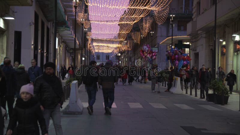 Syracuse, Italië, Sicilië: Typische Kerstmis van de straat oude stad steekt lopende mensen aan