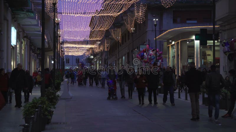 Syracuse, Italië, Sicilië: Typische Kerstmis van de straat oude stad steekt lopende mensen aan