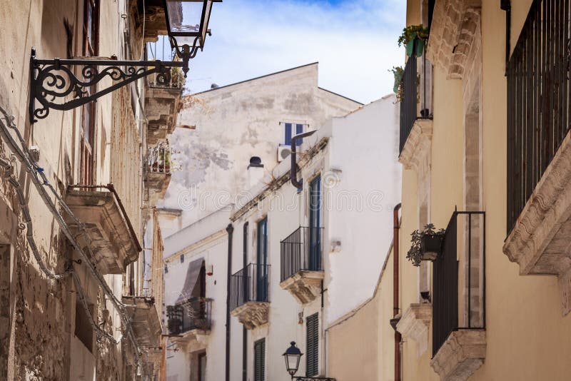 Syrakus, Sizilien, Italien - alte Straße mit Altbauten in der Insel Ortygia Ortigia stockfoto Syrakus, Sizilien, Italien - alte Straße mit Altbauten in der Insel Ortygia Ortigia stockfoto
