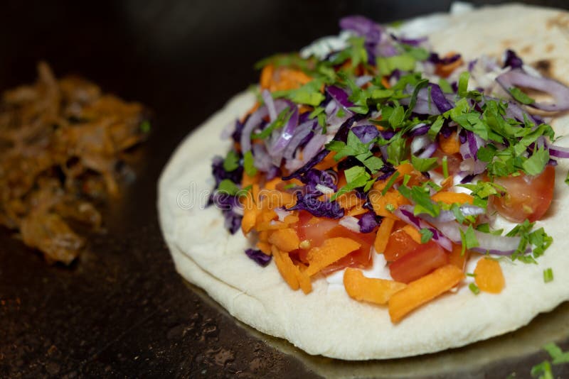 Syrian tannour with garlic sauce and fresh vegetables