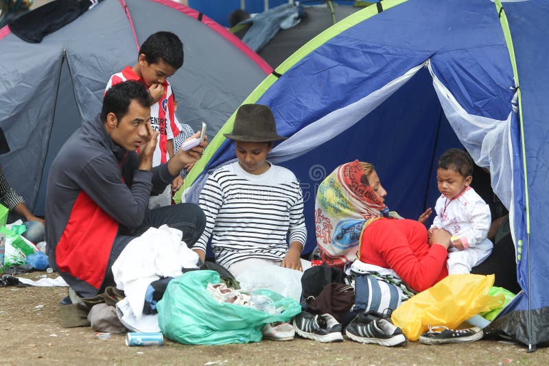 Syrische vluchtelingen die in tent rusten royalty-vrije stock fotografie Syrische vluchtelingen die in tent rusten royalty-vrije stock fotografie
