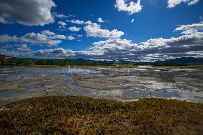 Syrlig sjö i caldera för vulkan för Uzon ` s Kamchatka Ryssland arkivfoto Syrlig sjö i caldera för vulkan för Uzon ` s Kamchatka Ryssland arkivfoto