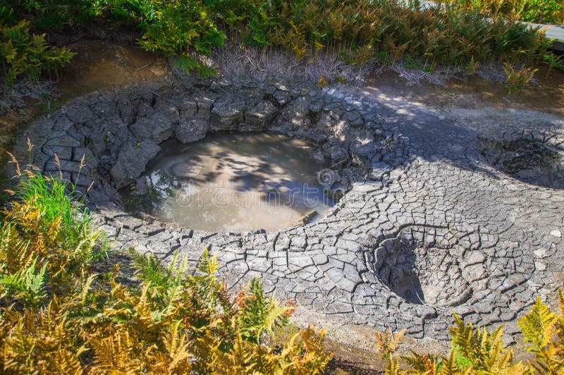 Syrlig sjö i Uzon& x27; s-vulkancaldera Kamchatka Ryssland fotografering för bildbyråer Syrlig sjö i Uzon& x27; s-vulkancaldera Kamchatka Ryssland fotografering för bildbyråer
