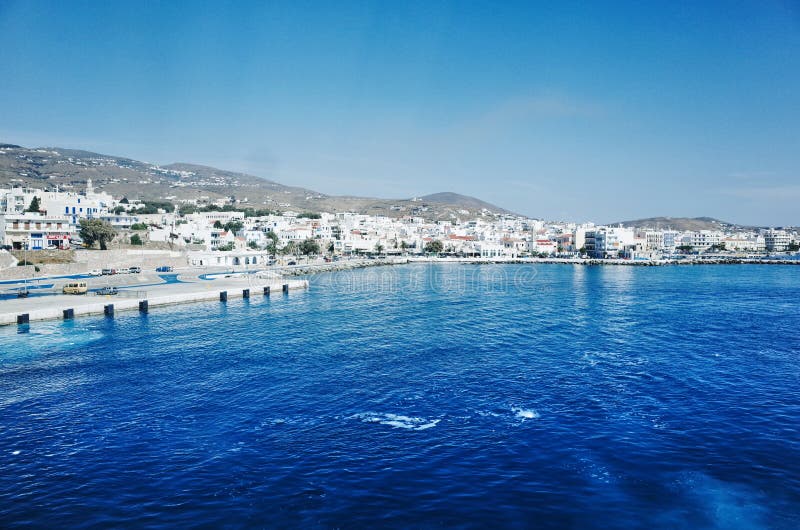 Syros port przy Ermoupolis miasteczkiem, Syros, Siros lub Syra, Grecja zdjęcia stock Syros port przy Ermoupolis miasteczkiem, Syros, Siros lub Syra, Grecja zdjęcia stock