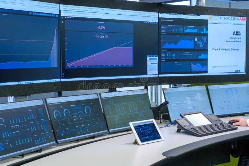System monitoringu technicznego z wieloma ekranami fotografia stock