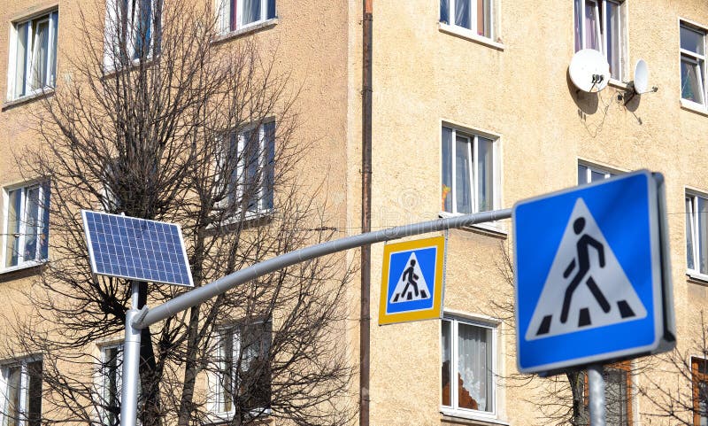 Автономные знаки. Дорожные знаки на солнечных батареях. Пешеходный переход с солнечной батареей. Светофор на солнечной батарее. Solar Traffic sign.