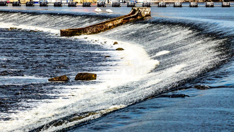 Systemet av lås-, dammbyggnad- och slussportar i den Shannon floden i den Athlone staden arkivbild Systemet av lås-, dammbyggnad- och slussportar i den Shannon floden i den Athlone staden arkivbild