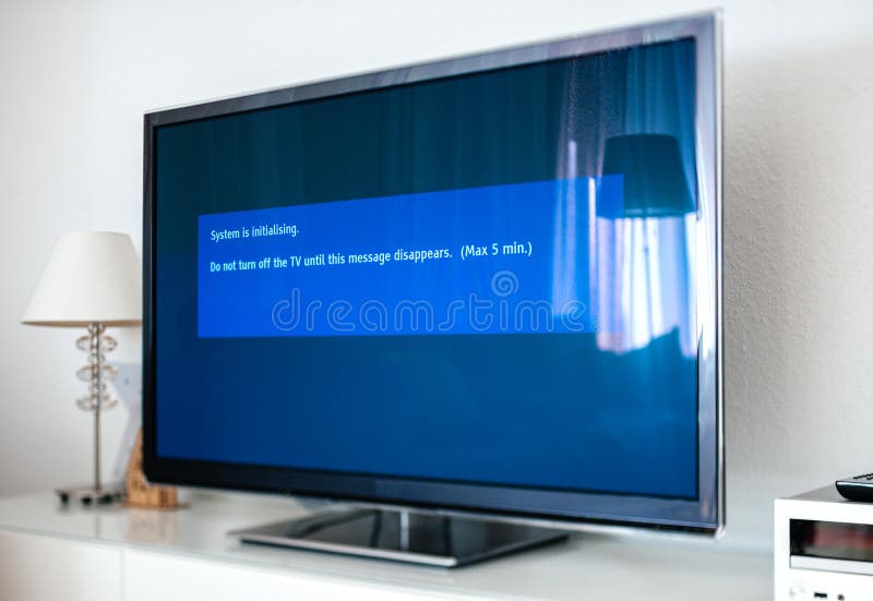 Systemet initialiserar på modern tvuppdateringprocess arkivbild Systemet initialiserar på modern tvuppdateringprocess arkivbild