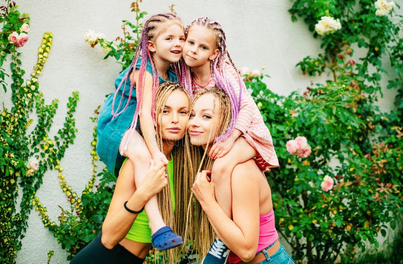 Systerfamilj som har kul utomhus. Söta, bästa vän, söta unga flickor vårtidshus. royaltyfri bild