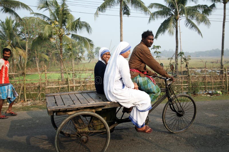 Systrar av missionärer av välgörenhet av Mother Teresa med rickshawen besöker patienter i Sundarbansen, västra Bengal