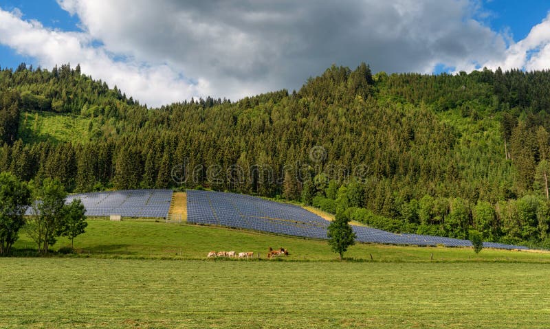 Système d'alimentation de panneau solaire dans une campagne par la forêt images stock Système d'alimentation de panneau solaire dans une campagne par la forêt images stock