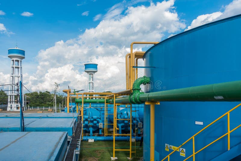 Système de purification d'eau sur la station d'épuration industrielle images stock Système de purification d'eau sur la station d'épuration industrielle images stock