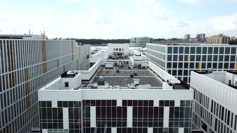 Système de ventilation sur le toit d'un hôpital de covid banque de vidéos