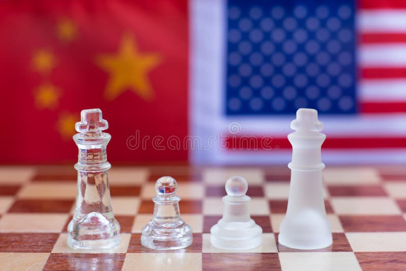 Szachowi gra planszowa kawałki na usa i Chiny chorągwianym tle, wojny handlowej napięcia sytuacji pojęcie fotografia royalty free Szachowi gra planszowa kawałki na usa i Chiny chorągwianym tle, wojny handlowej napięcia sytuacji pojęcie fotografia royalty free
