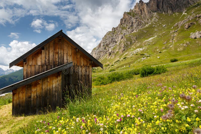 Szalet w Passo Pordoi, dolomity, Włochy fotografia stock Szalet w Passo Pordoi, dolomity, Włochy fotografia stock