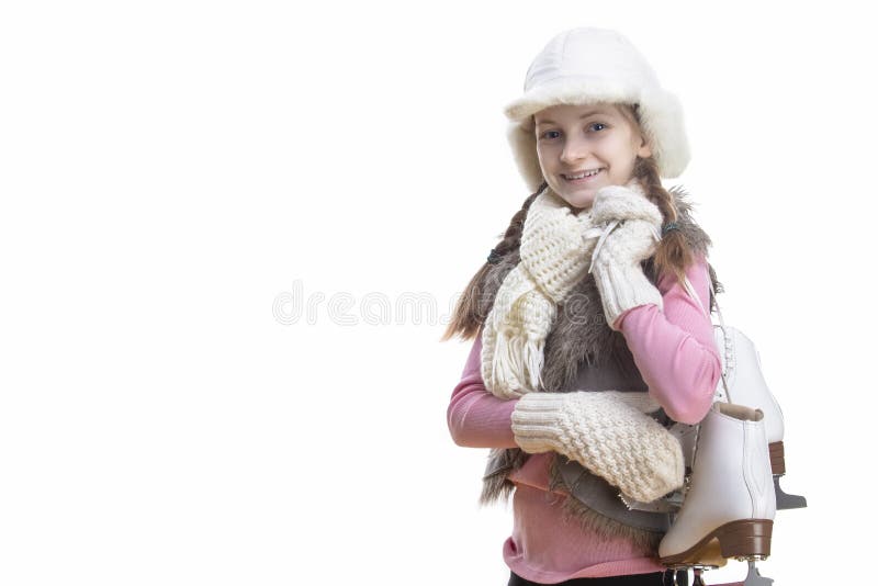 Szcz??liwa i U?miechni?ta Kaukaska Blond dziewczyna w zimie Odziewa Pozowa? obracam z Lodowymi ?y?wami Nad ramieniem W r?kach W p obrazy stock Szcz??liwa i U?miechni?ta Kaukaska Blond dziewczyna w zimie Odziewa Pozowa? obracam z Lodowymi ?y?wami Nad ramieniem W r?kach W p obrazy stock
