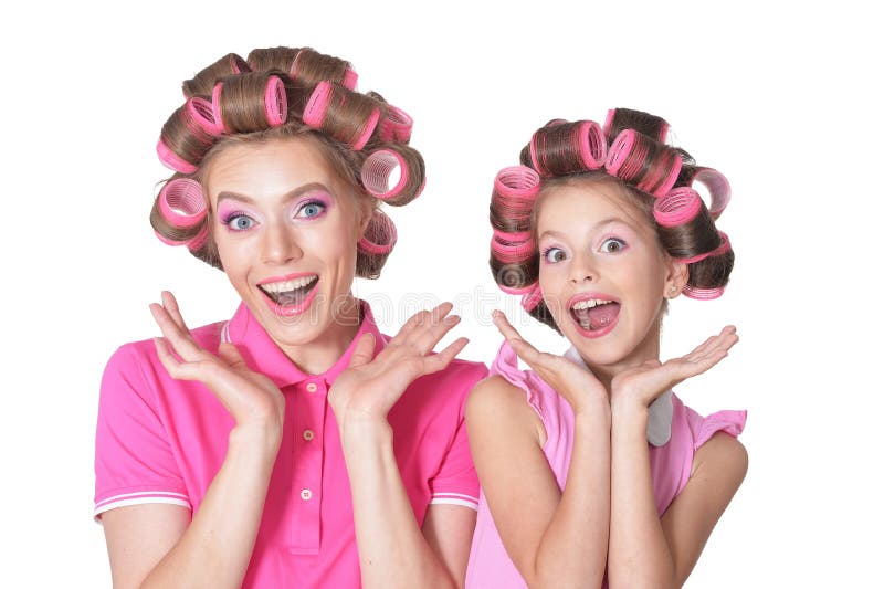 Szcz?? liwa matka i ma? a c? rka z w? osianymi curlers odizolowywaj? cymi na bia? ym tle fotografia stock
